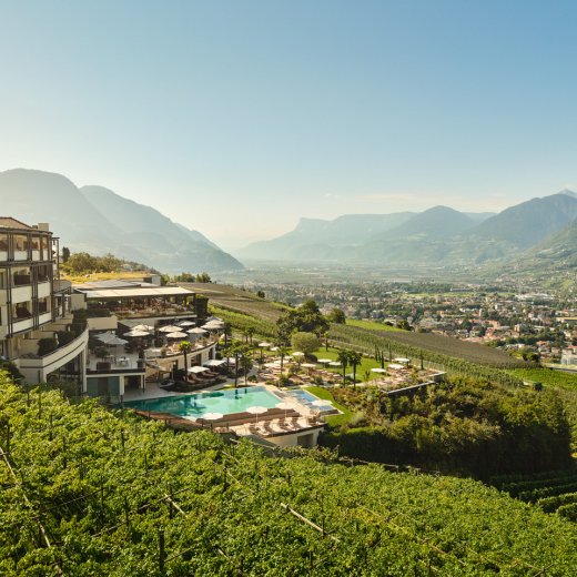 Aussen_Hotel_ImWeingartenBlickMeran_SOMMER_nah.jpeg
